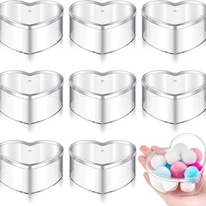 Peut inclure: Ensemble de neuf boîtes en plastique transparent en forme de cœur. Les boîtes mesurent environ 7,5 cm de diamètre et 5 cm de hauteur. Les boîtes sont parfaites pour contenir de petits cadeaux, des faveurs ou des bibelots.