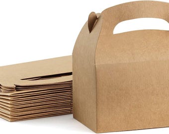 Könnte beinhalten: Ein Stapel flacher, ungefalteter brauner Pappschachteln neben einer einzelnen zusammengebauten Schachtel mit Griff. Die zusammengebaute Schachtel ist rechteckig mit gewölbter Oberseite und Griff. Die Schachteln bestehen aus hellbraunem, unbeschichtetem Kartonmaterial.