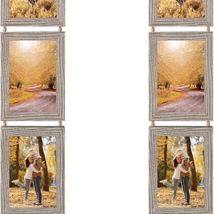 Pode incluir: Um conjunto de quatro molduras retangulares para fotos com um acabamento rústico de madeira envelhecida. Cada moldura é conectada por uma corda natural e pendurada em uma corda semelhante. As molduras contêm fotos de família, incluindo uma pessoa carregando uma criança nos ombros.
