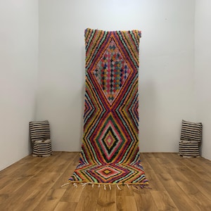 Tapis marocain traditionnel fait main, tapis berbère coloré en laine, décoration de sol tribal bohème vibrante, boucherouite multicolore authentique.