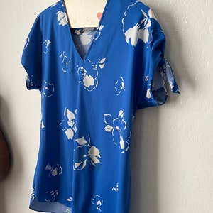 Vintage Hawaiin Style V Neck Short Sleeve Floral Blouse image 3