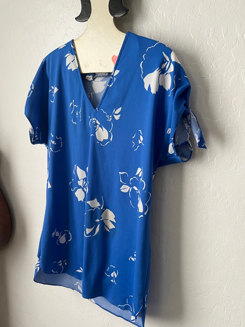 Vintage Hawaiin Style V Neck Short Sleeve Floral Blouse image 3