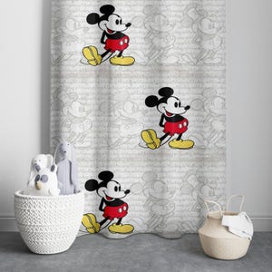 Puede incluir: Una cortina blanca con un patrón repetido de Mickey Mouse en posición de caminar, con un fondo de figuras de Mickey Mouse esbozadas y la palabra "Mickey" en una fuente de escritura. El personaje de dibujos animados lleva pantalones cortos rojos, zapatos amarillos y guantes negros.
