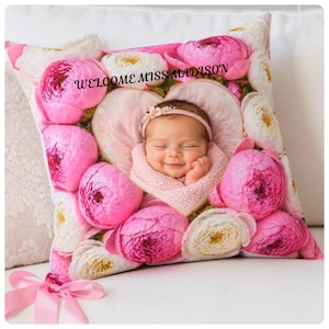 Może przedstawiać: Dekoracyjna poduszka z ramką w kształcie serca z dziewczynką w środku, otoczona różowymi i białymi kwiatami piwonii. Na poduszce wydrukowano napis "WELCOME MISS MADISON".