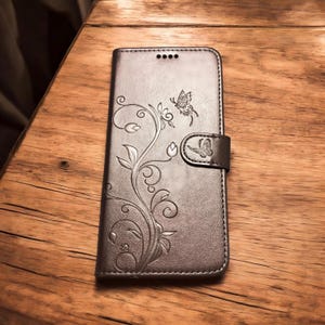 Funda tipo cartera floral para iPhone con tarjetero: diseño de mariposa, cierre magnético, piel sintética tipo libro para iPhone 15, 14, 13 y 12 Pro Max.
