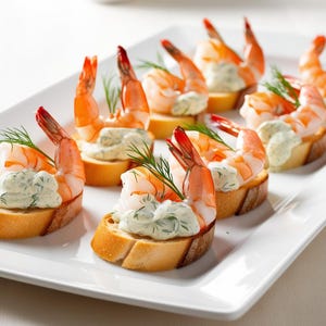 Ricetta elegante dei crostini di gamberi con aioli al limone e aneto