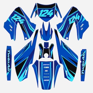 Peut inclure: Un ensemble d'autocollants graphiques pour moto en bleu, noir et bleu clair, affichant le numéro 124. Le kit comprend divers autocollants pour carrosserie avec les logos Twin Air, ProTaper, Liqui Moly, Acerbis et HGS imprimés dessus.
