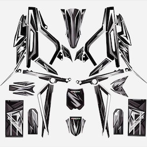 Può includere: Un set di adesivi per moto neri, bianchi e grigi con motivi geometrici angolari e netti. La collezione include vari pezzi per i pannelli della carrozzeria, una targa anteriore e protezioni laterali, tutti con la scritta GRAFICHI.