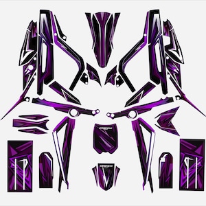 Può includere: Un set di adesivi grafici viola, neri e bianchi progettati per una moto da cross. La collezione include vari adesivi sagomati con motivi angolari e astratti e il testo GRAFICHI stampato su due dei componenti più piccoli.