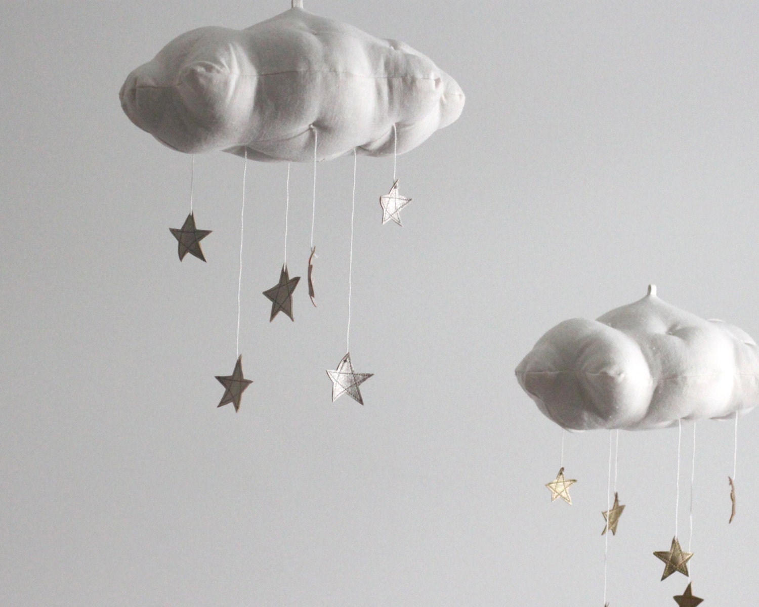 Silver Star Cloud Mobile - Sculpture en Tissu Moderne Pour Bébé S'ériculant Lin Blanc et Faux Cuir A