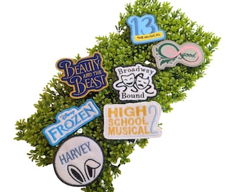 Parches de teatro musical... Frozen. 13. High School Musical 2. La Bella y la Bestia. Harvey. Broadway Bound. Para siempre. Wicked Patch. Matilda.