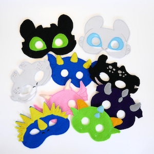 Peut inclure: Un ensemble de neuf masques de dragon en feutre de différentes couleurs, notamment noir, gris, bleu, rose, vert et violet. Chaque masque a un design unique et comporte des trous pour les yeux pour la visibilité.