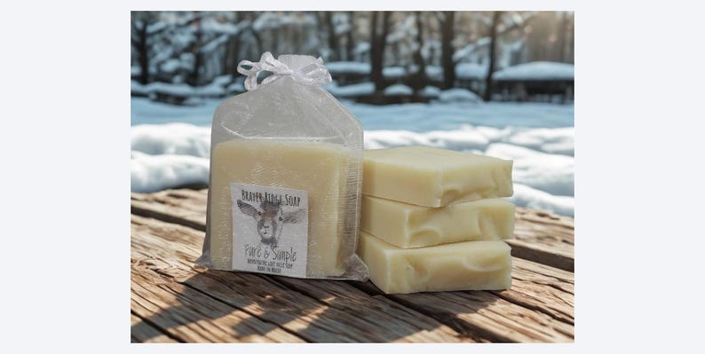 Puede incluir: Una bolsa transparente contiene una barra grande de jab&oacute;n con una etiqueta que dice "Beaver Ridge Soap" y "Fine & Simple". Al lado, tres barras rectangulares de jab&oacute;n est&aacute;n apiladas sobre una superficie de madera, con un fondo nevado.