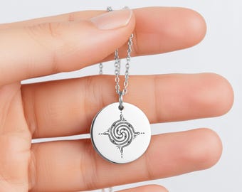 Collar con moneda sagrada, colgante espiral ritual, talismán grabado para creativos.