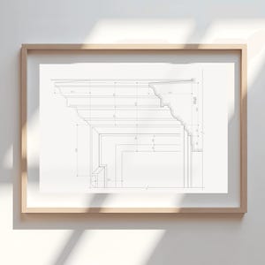 Könnte beinhalten: Gerahmter architektonischer Bauplan einer dekorativen Gesimses, mit detaillierten Strichzeichnungen und Maßen in Zentimetern. Der Druck befindet sich in einem hellen Holzrahmen und wird vor einer weißen Wand gezeigt.
