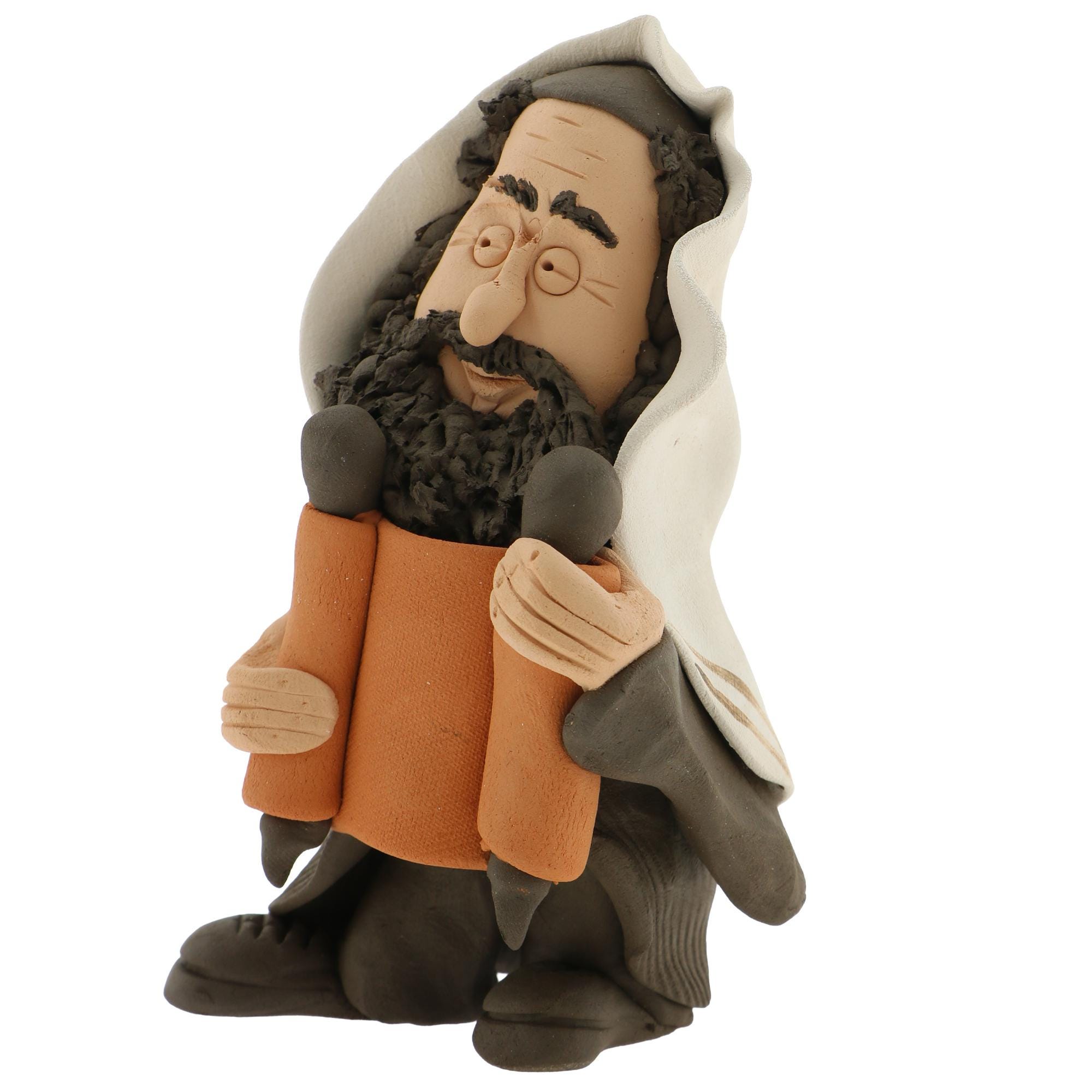 トーラーの巻物を手に持つユダヤ教のラビを描いた手作りの陶器の置物