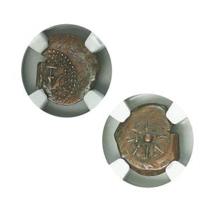 Puede incluir: Dos antiguas monedas de bronce, cada una en un soporte protector. Las monedas muestran diseños intrincados y están sobre un fondo blanco. Las monedas tienen una apariencia desgastada, lo que sugiere antigüedad e importancia histórica.