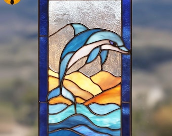 波に浮かぶイルカのステンドグラス模様 – イルカのサンキャッチャー