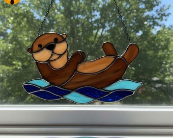 Patrón de vitral de nutria BB48: Plantilla de arte en vidrio DIY con una adorable nutria marina sobre las olas