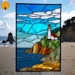 Puede incluir: Panel de vidrieras que representa una escena costera con un faro. La obra presenta un faro blanco con un tejado rojo sobre un acantilado verde, un océano azul y un cielo con nubes blancas. El panel está enmarcado en negro.