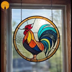 以下が含まれることがあります： カラフルな雄鶏を描いたステンドグラスの窓。雄鶏は赤い鶏冠、黄色、オレンジ、青色の羽、鮮やかな尾を持っています。窓は丸く、金色の縁取りがあり、チェーンで吊り下げられています。
