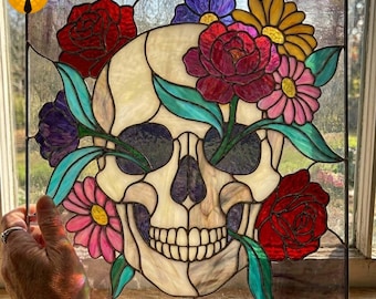 Patrón de vidriera MT95 con calavera floral, diseño de atrapasol de calavera gótica, plantilla de panel de vidrio con esqueleto de rosa, adorno para ventana de estilo Dark Academia.