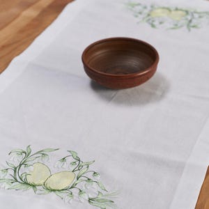 Geborduurde paastafelloper: witte tafelloper met bloemenborduursel - handgemaakt elegant tafellinnen