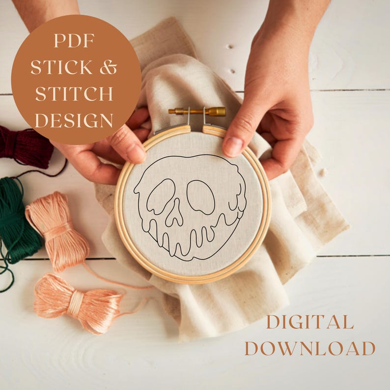 Puede incluir: Un bastidor de bordado de madera con un dise&ntilde;o de calavera negra sobre tela crema. El texto "PDF STICK & STITCH DESIGN" est&aacute; en un c&iacute;rculo marr&oacute;n. El texto "DIGITAL DOWNLOAD" est&aacute; en la parte inferior. Hilos en verde, rojo y melocot&oacute;n son visibles.
