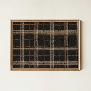 Op de afbeelding: Een ingelijste print met een zwart-bruin ruitpatroon. Het ruitontwerp heeft een klassieke, tijdloze uitstraling. De lijst is warm goudkleurig, wat een vleugje elegantie aan het kunstwerk toevoegt. Geschikt voor woondecoratie.