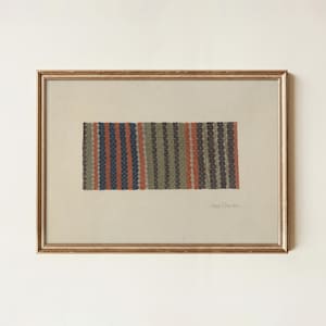 Puede incluir: Obra de arte enmarcada que presenta un diseño textil rectangular con rayas verticales en tonos azules, rojos, verdes y marrones. La obra se encuentra sobre un fondo crema y está encerrada en un marco dorado. Firma del artista visible.