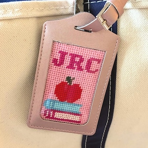 Personalisierte Lehrerin Nadelspitze Leinwand: Handgemalte Buch Stapel Tasche Anhänger 18 oder 13 Maschen Bild 1