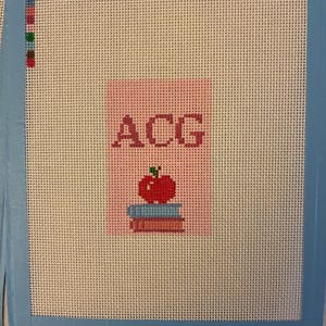 Personalisierte Lehrerin Nadelspitze Leinwand: Handgemalte Buch Stapel Tasche Anhänger 18 oder 13 Maschen Bild 14