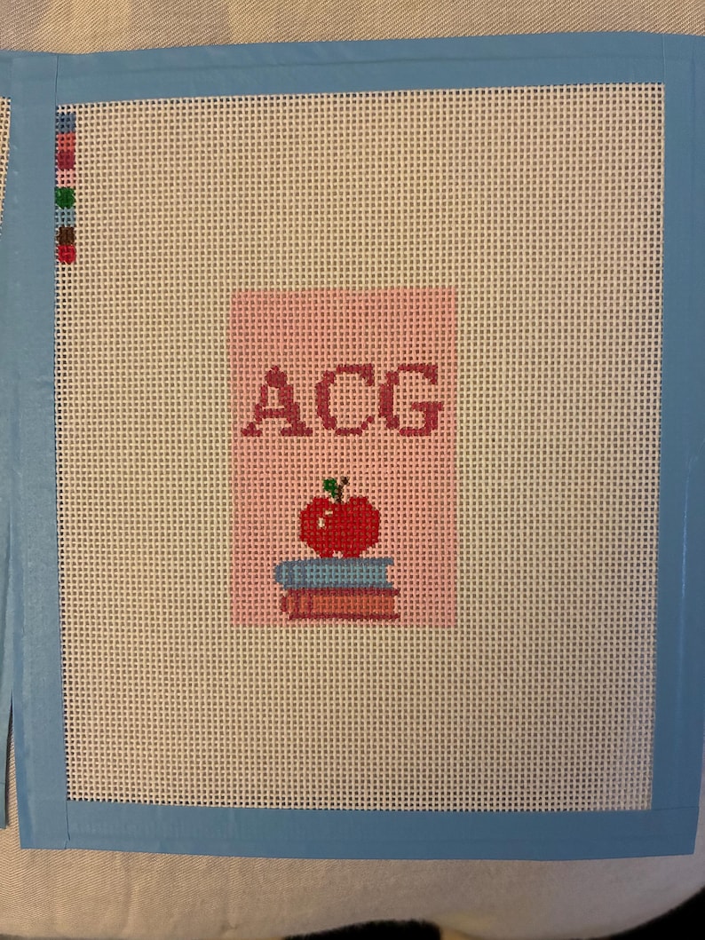 Personalisierte Lehrerin Nadelspitze Leinwand: Handgemalte Buch Stapel Tasche Anhänger 18 oder 13 Maschen Bild 14