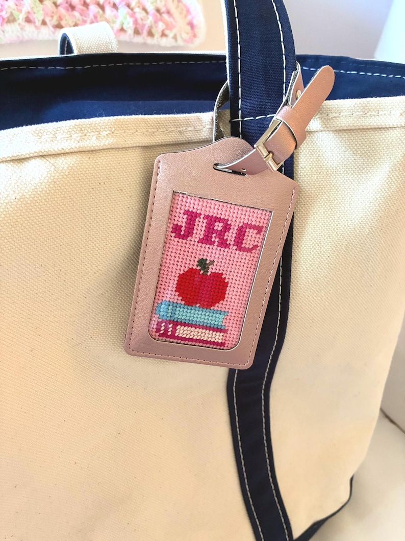 Personalisierte Lehrerin Nadelspitze Leinwand: Handgemalte Buch Stapel Tasche Anhänger 18 oder 13 Maschen Bild 1