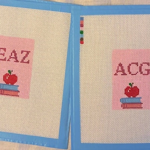 Personalisierte Lehrerin Nadelspitze Leinwand: Handgemalte Buch Stapel Tasche Anhänger 18 oder 13 Maschen Bild 3