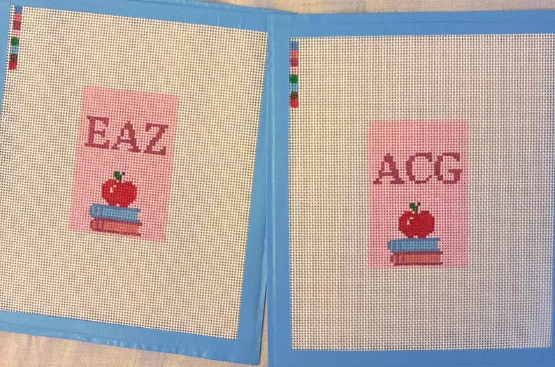 Personalisierte Lehrerin Nadelspitze Leinwand: Handgemalte Buch Stapel Tasche Anhänger 18 oder 13 Maschen Bild 3