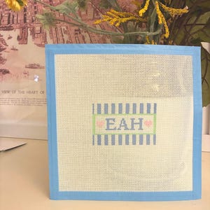 Lienzo de punto de aguja personalizado para niña: Etiqueta para bolso personalizada (7,6 x 5 cm) Malla 18