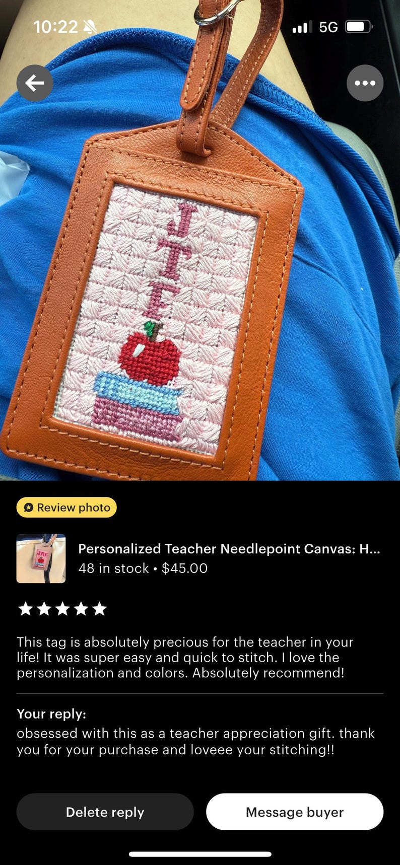 K&ouml;nnte beinhalten: Ein personalisierter Lehrer-Nadelspitzen-Leinwand-Gep&auml;ckanh&auml;nger. Der Anh&auml;nger zeigt ein gesticktes Design eines Apfels, B&uuml;cher und das Wort "Teacher" in Rosa. Der Anh&auml;nger ist in braunem Leder eingefasst.