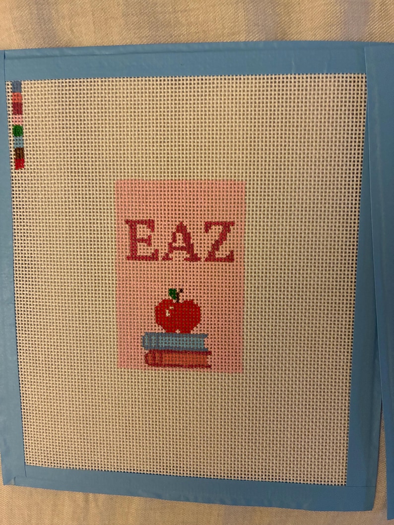 Personalisierte Lehrerin Nadelspitze Leinwand: Handgemalte Buch Stapel Tasche Anhänger 18 oder 13 Maschen Bild 13