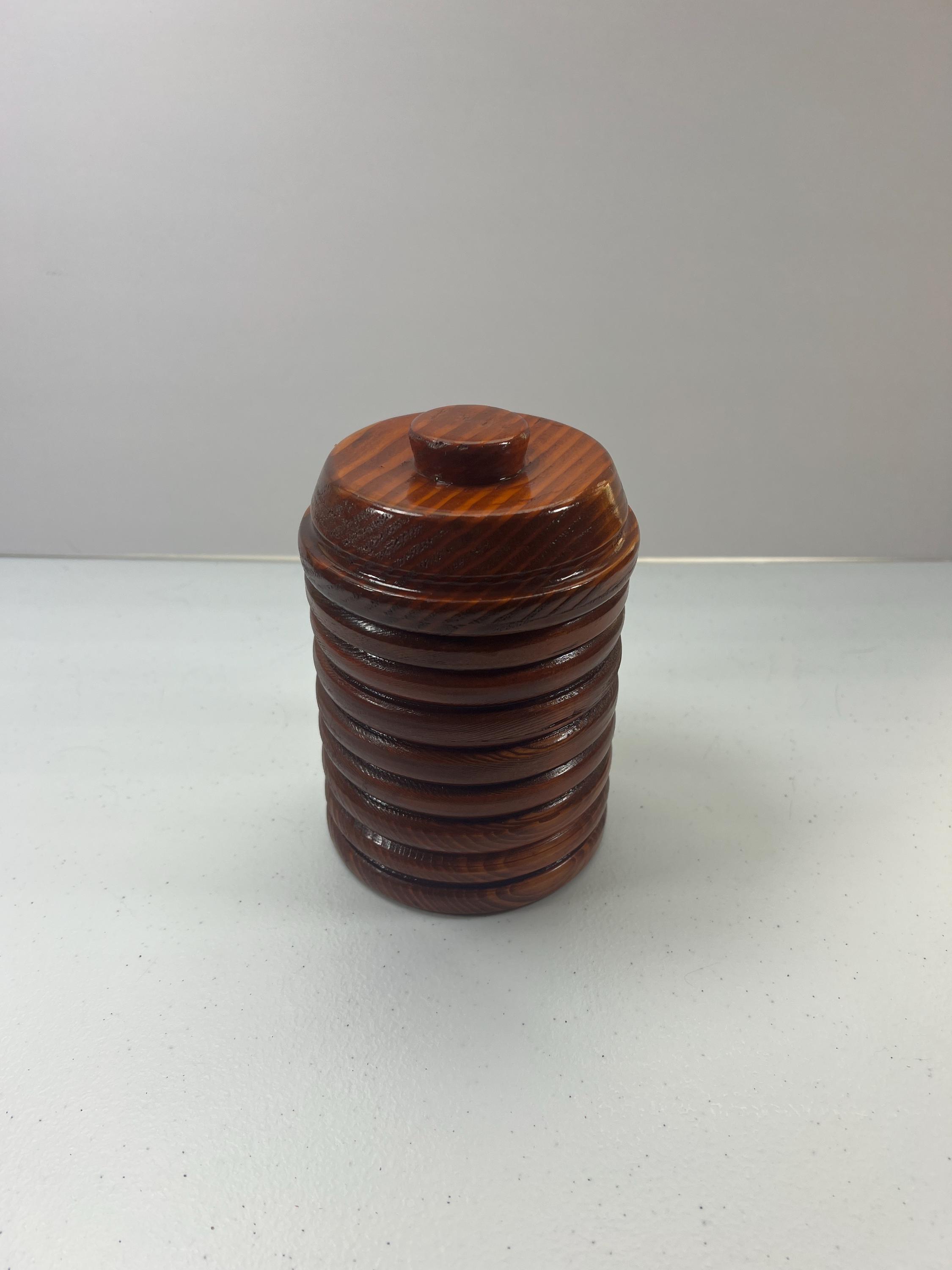 Recipiente vintage de madeira esculpida à mão dos anos 70. Combina perfeitamente com sua decoração. 16 cm de altura e 10 cm de largura.