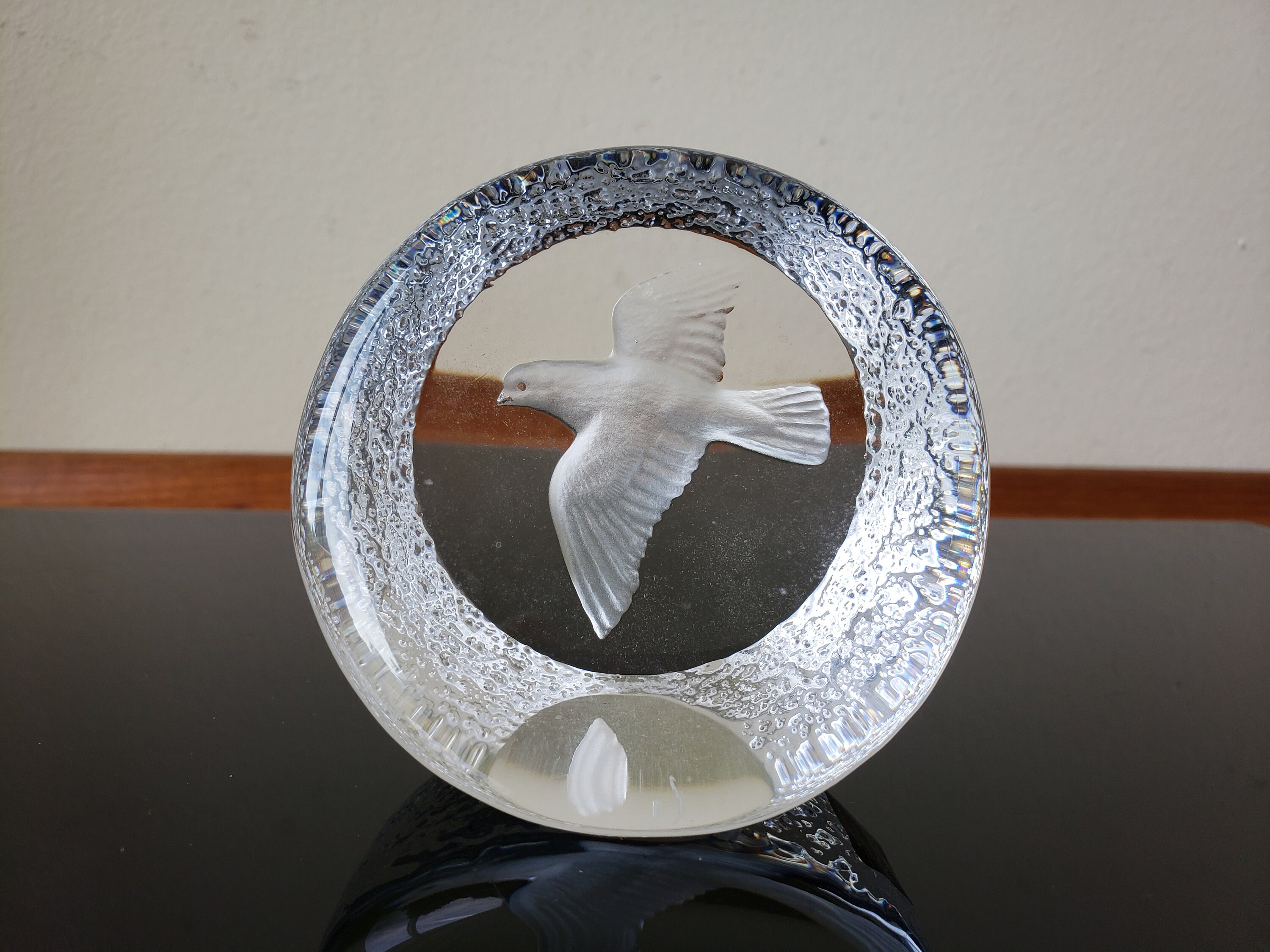 Mats Jonasson Lion Engraved Lead Crystal Sculpture Paper