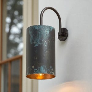 Rustiek gepatineerde koperen wandkandelaar voor buiten - binnen - handgemaakte cilinderwandlamp met industrieel minimalistisch architectonisch ontwerp