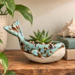 Maceta de cerámica hecha a mano con forma de ballena, esmalte azul turquesa, cerámica marina, decoración costera para el hogar.