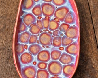 Bandeja ovalada de cerámica hecha a mano – Bandeja de servir con esmalte cristalino rojo y azul – Plato con patrón de celdas orgánicas
