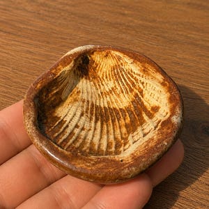 Kleine handgemaakte trinketschaal van keramiek | Kustringhouder, op het strand geïnspireerde aardewerkvanger