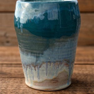 Jarrón pequeño de cerámica con diseño de gotas oceánicas / Cerámica costera hecha a mano / Jarrón pequeño con esmalte azul / Decoración para el hogar inspirada en la playa