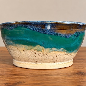 Keramische kom met oceaanmotief, handgemaakt aardewerk, serveerschaal van 20 cm breed.