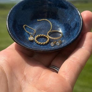 Piccola ciotola portagioie in ceramica blu, portagioie artigianale in terracotta, piccolo contenitore per gioielli