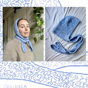 Puede incluir: Una capucha de ganchillo azul claro con una larga bufanda adjunta. La capucha est&aacute; hecha con un hilo texturizado y tiene un dise&ntilde;o simple. El texto "PRUINA HOOD by @paulieknits" est&aacute; escrito debajo de la imagen.
