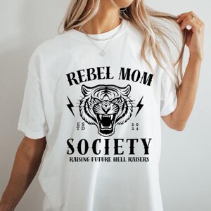 Rebel Mom Society SVG PNG, Magliette estetiche alla moda per mamme Png, Festa della mamma Svg, Vita da mamma vintage Svg, Club delle mamme stanche Png, Disegni Sublimazione